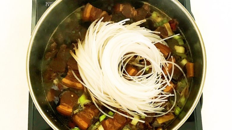东北特色菜 猪肉炖粉条,加入泡发好的粉丝
