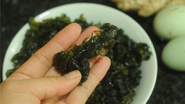 地皮菜炒鸡蛋,地皮菜的生长环境比较多的土粒,因此褶皱里面也有很多的灰尘,清洗的时候一定要仔细将叶片泡开,耐心洗干净