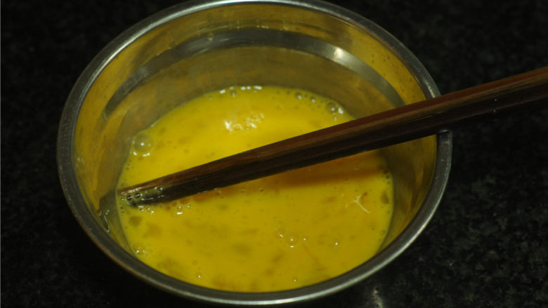 地皮菜炒鸡蛋,<a style='color:red;display:inline-block;' href='/shicai/ 9'>鸡蛋</a>打在碗里,打散