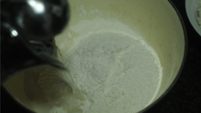 栗子烫面饼,面粉倒入 较大的容器,倒入热水