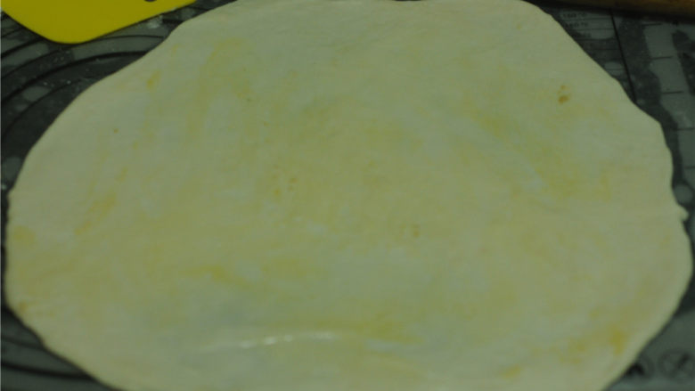 栗子烫面饼,将醒发好的面团擀成圆形薄片,抹上油