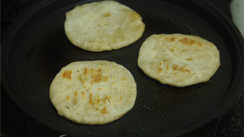 栗子烫面饼,盖上盖子,两面煎成金黄色