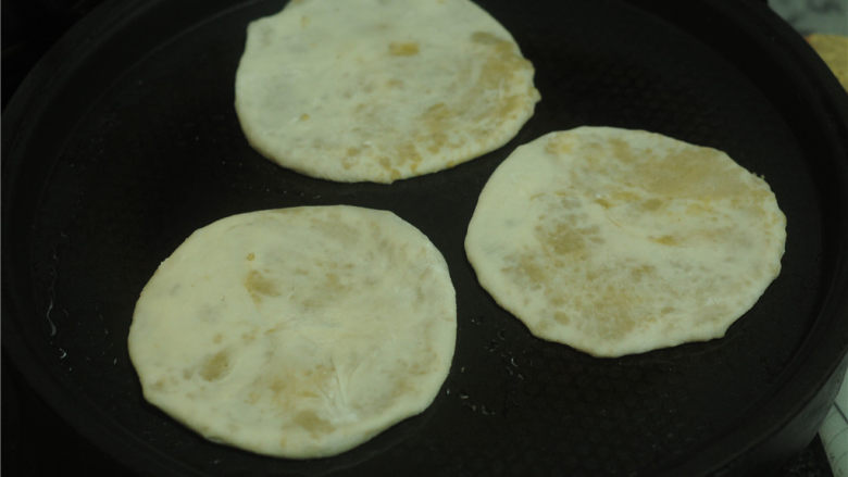 栗子烫面饼,电饼铛刷油,将饼放在上面