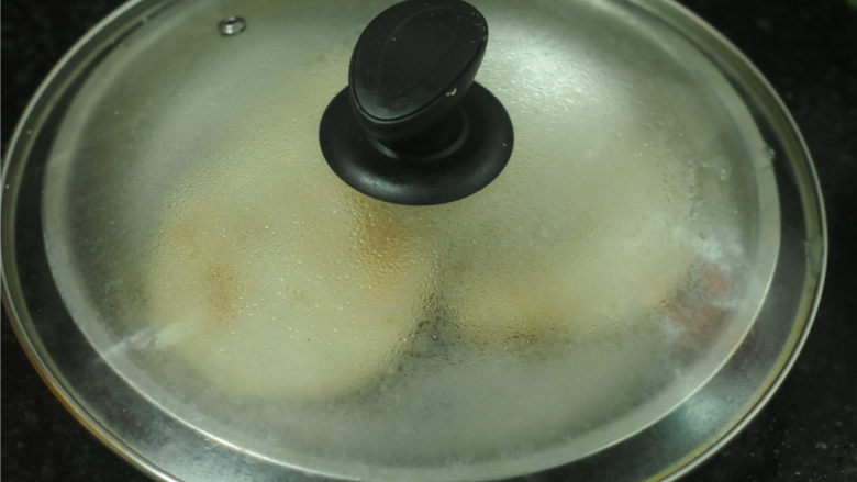 栗子烫面饼,煎好的饼放在盘子里,用毛巾或者能密封的盖子盖好,利用蒸汽让饼的表面变得更柔软