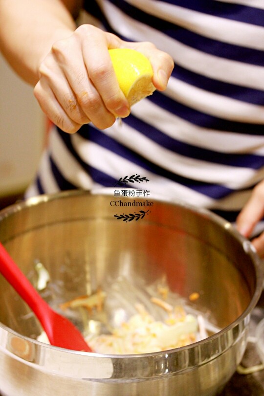 快手烤肉汉堡,上述蔬菜,挤入<a style='color:red;display:inline-block;' href='/shicai/ 919'>柠檬汁</a>。