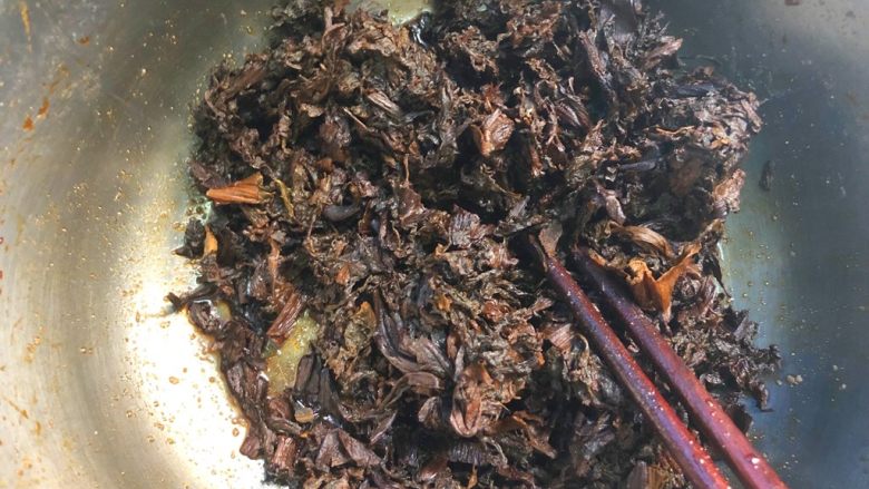 梅菜扣肉,把梅菜倒入腌制五花肉的碗里,,把腌肉剩下的汤汁吸收到梅菜里