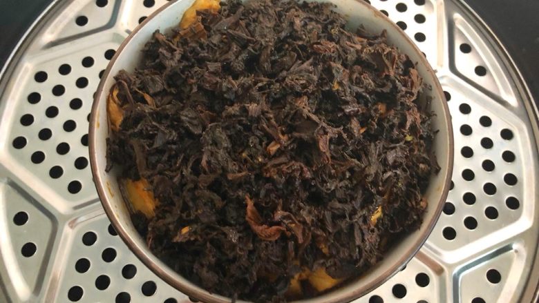 梅菜扣肉,蒸锅水开,放入扣肉,中火蒸90分钟