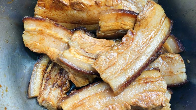 梅菜扣肉,搅拌均匀,盖上保鲜膜,放入冰箱冷藏2个小时