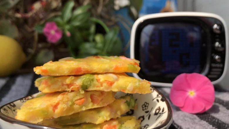【12M+】营养早餐鳕鱼面条饼,看起来是不是特别美味呢~.你被诱惑到了吧。快来给宝宝做起来吧,这个面条手指馅饼的口感软硬适中,食材的颗粒大小要匹配宝宝的咀嚼能力。
