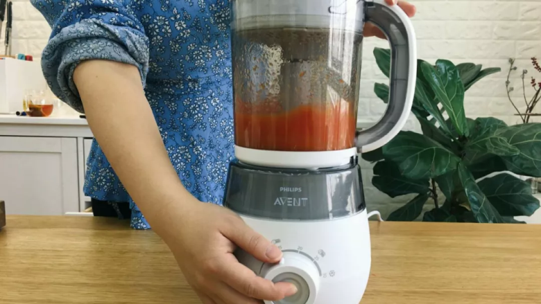 胡萝卜米粉6m+,辅食机倒置调成搅拌模式,用蒸馏水把胡萝卜搅打成糊状~