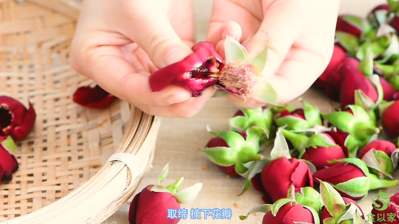 无硫熏,低温烘培,保留营养的玫瑰花,去掉花缔,摘下花瓣。