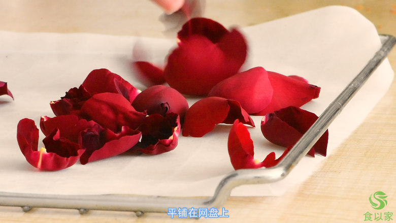 无硫熏,低温烘培,保留营养的玫瑰花,花瓣平铺一层在网盘上。不要铺的很厚,不然不容易烘干。