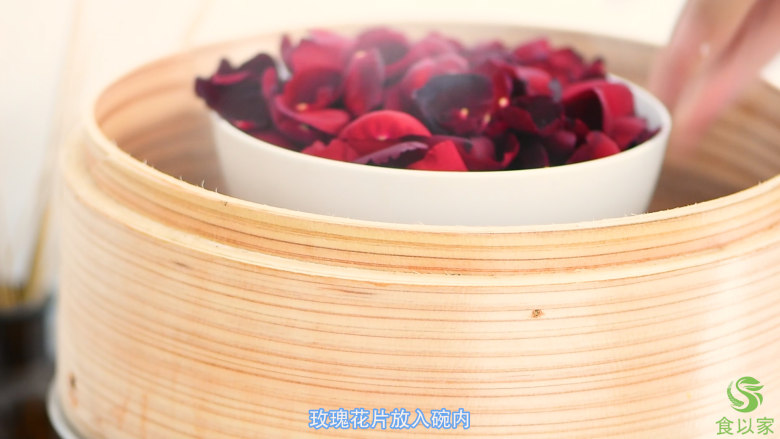 无硫熏,低温烘培,保留营养的玫瑰花,摘下干净的花瓣,放入蒸锅内,蒸15分钟。