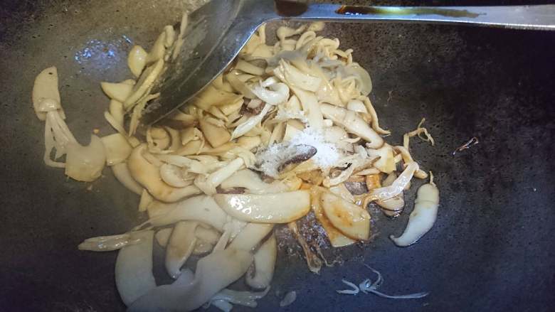 菌类料理+温润三菇汤,加入菇片并食盐,生抽简单调味