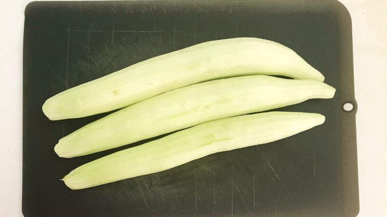 东北农家菜 茄子炖土豆,削皮