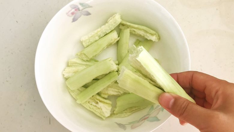 东北农家菜 茄子炖土豆,把茄子用手撕成小条