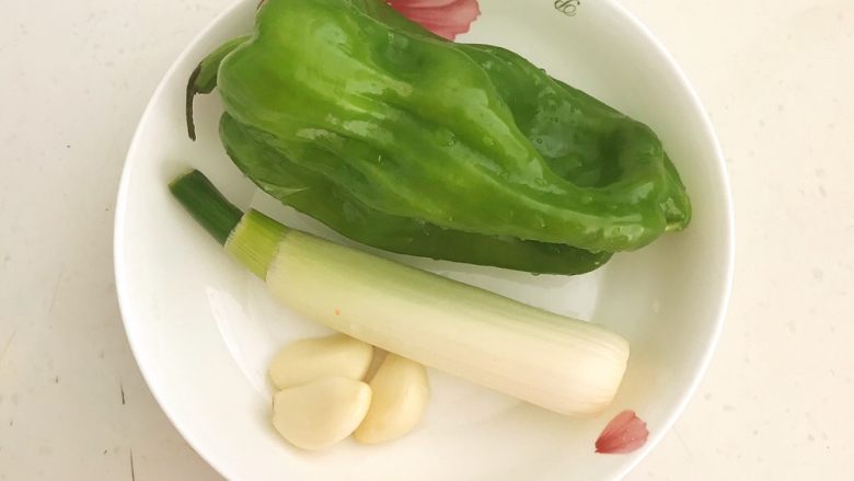 东北农家菜 茄子炖土豆,麻椒,<a style='color:red;display:inline-block;' href='/shicai/ 138'>大葱</a>和蒜瓣清洗干净