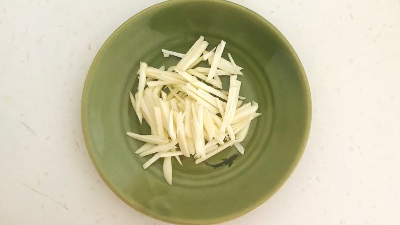 东北农家菜 茄子炖土豆,蒜瓣切成丝