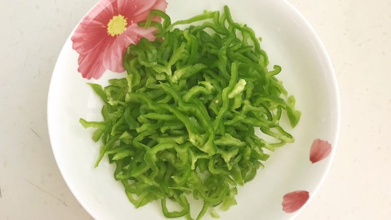 东北农家菜 茄子炖土豆,把麻椒去籽切成丝