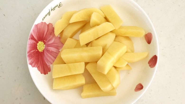 东北农家菜 茄子炖土豆,把土豆切成小块