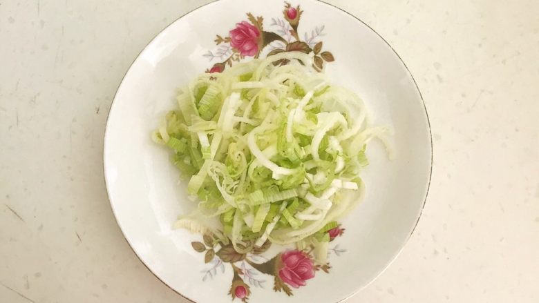 东北农家菜 茄子炖土豆,大葱切成丝