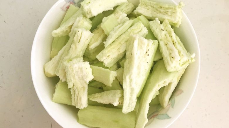 东北农家菜 茄子炖土豆,茄子撕好了