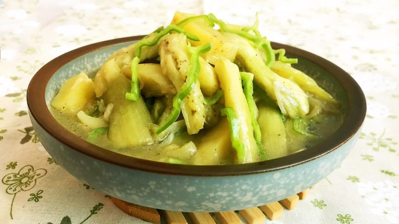 东北农家菜 茄子炖土豆,这是地道的东东农家菜,虽然是一道素菜,但却非常好吃,用肉都换不去的~