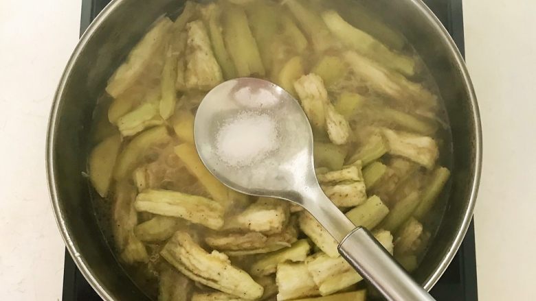 东北农家菜  茄子炖土豆,加入精盐