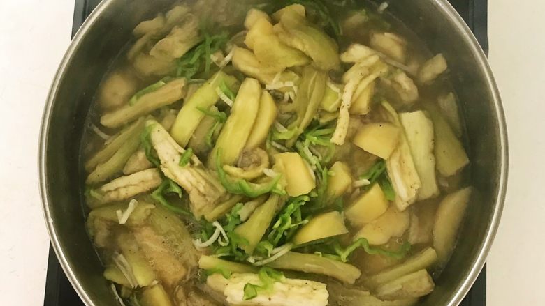 东北农家菜 茄子炖土豆,翻炒均匀即可