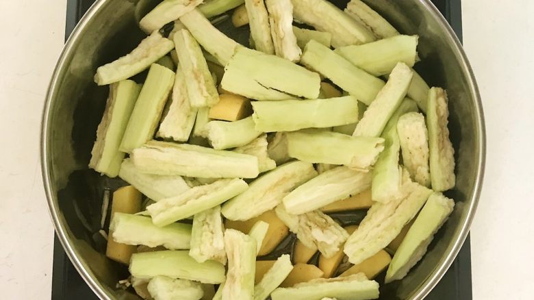 东北农家菜 茄子炖土豆,加入茄子