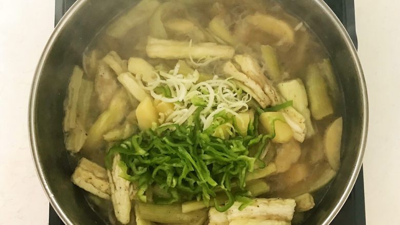 东北农家菜 茄子炖土豆,加入葱丝和和麻椒丝