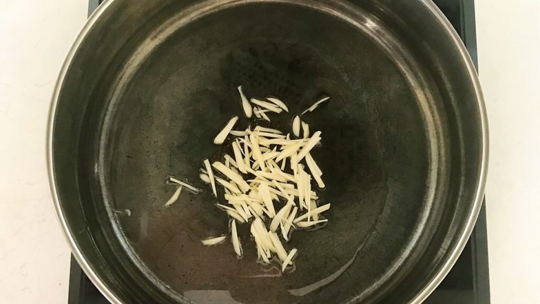 东北农家菜 茄子炖土豆,炒锅烧热后加入1勺大豆色拉油,油烧热后加入蒜丝,炒出香味