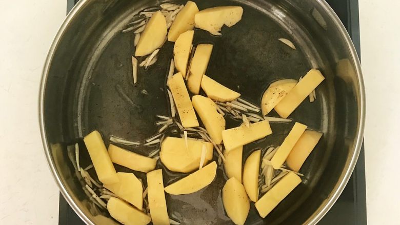 东北农家菜 茄子炖土豆,加入土豆块,翻炒均匀