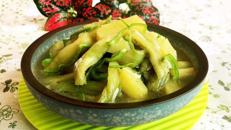 东北农家菜 茄子炖土豆,茄子炖土豆出锅了