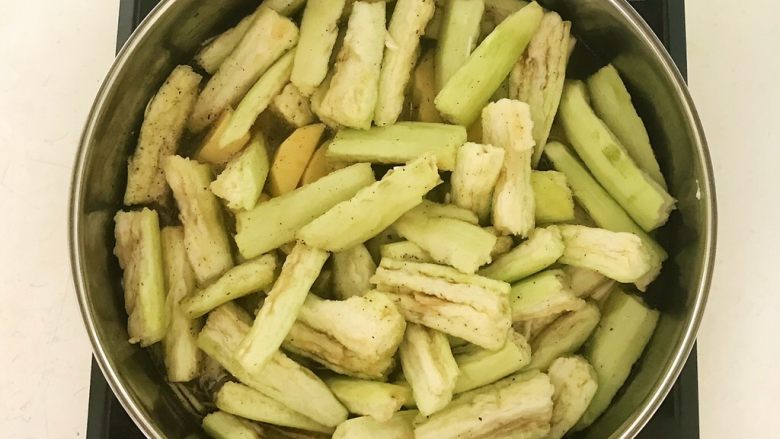 东北农家菜 茄子炖土豆,加入开水,水量与茄子持平