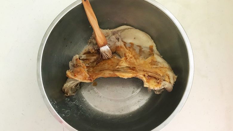 孜然烤羊排,用刷子蘸上烧烤汁均匀的刷在羊排上,两面都刷上烧烤汁
