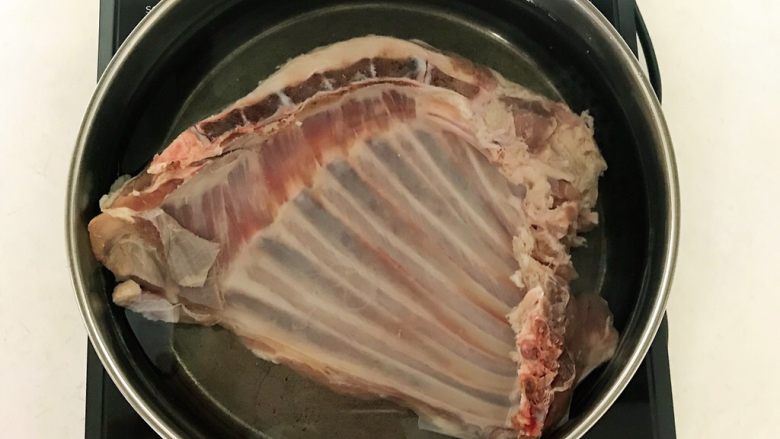 孜然烤羊排,锅里加入冷水,放入羊排焯水,水开后煮5分钟