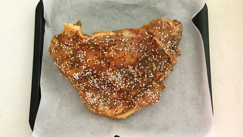 孜然烤羊排,在烤盘里铺上油脂,放入羊排