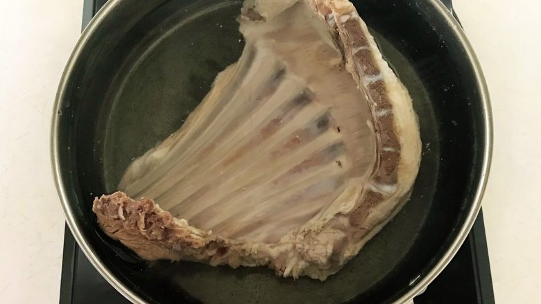 孜然烤羊排,焯好后把羊排捞出来,洗去浮沫