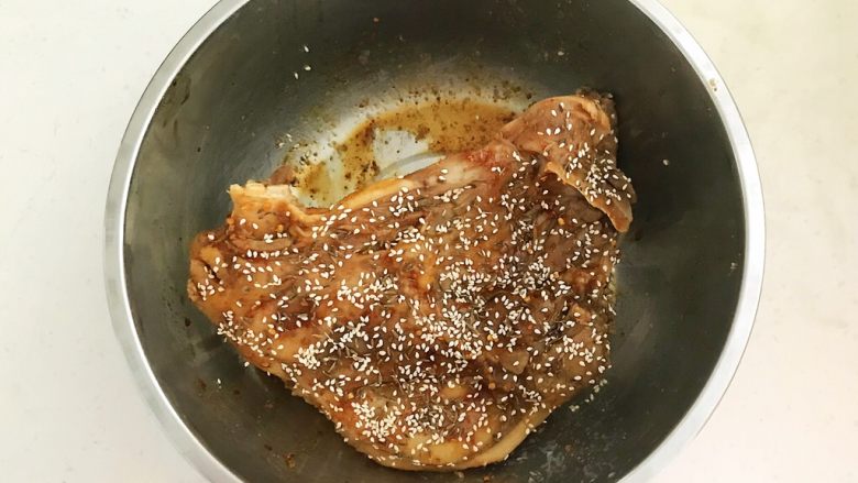 孜然烤羊排,在刷了烧烤汁的羊排上均匀的撒上一层白芝麻
,再均匀的撒上一层孜然
