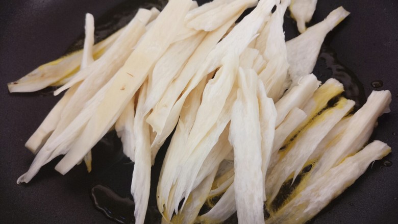 菌类料理+孜然杏鲍菇,然后锅里热油,把杏鲍菇放进去炒