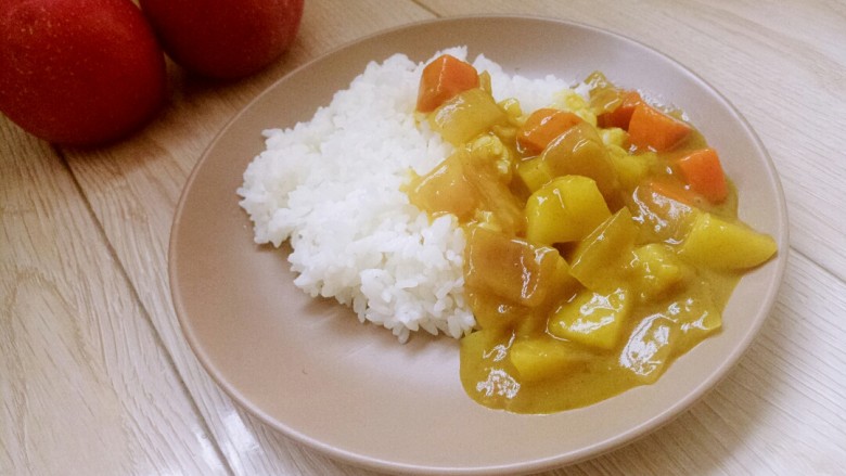 土豆胡萝卜素咖喱饭,准备<a style='color:red;display:inline-block;' href='/shicai/ 507'>米饭</a>,浇上做好的咖喱土豆胡萝卜就可以吃了
