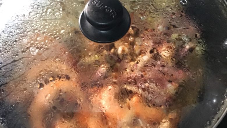 三鲜酱汁焖锅,锅里放油然后放素菜和肉菜,稍微放一点水,然后开始焖上三十分钟。