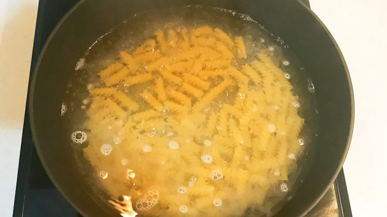 黑椒腊肠炒意面,水开后放入螺丝面,煮12分钟