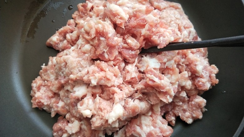 槐花馅饺子,准备猪肉沫(我用的是前夹肉)。