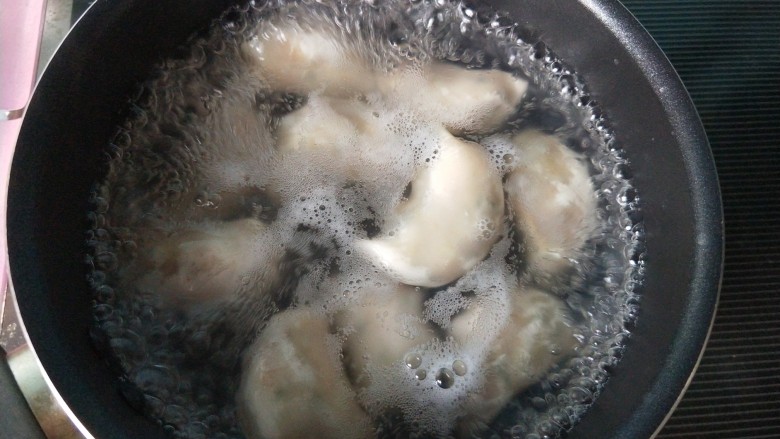 槐花馅饺子,锅内放清水,烧开后放饺子。