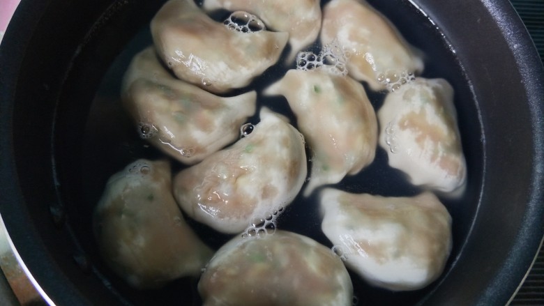 槐花馅饺子,水开后放半碗清水,再煮。