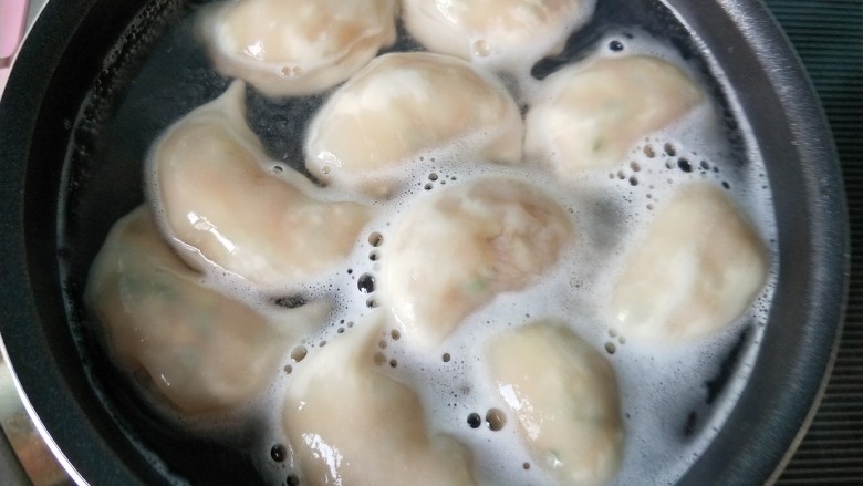 槐花馅饺子,连续加三次清水,饺子浮起来,胖乎乎的 可以出锅了。
