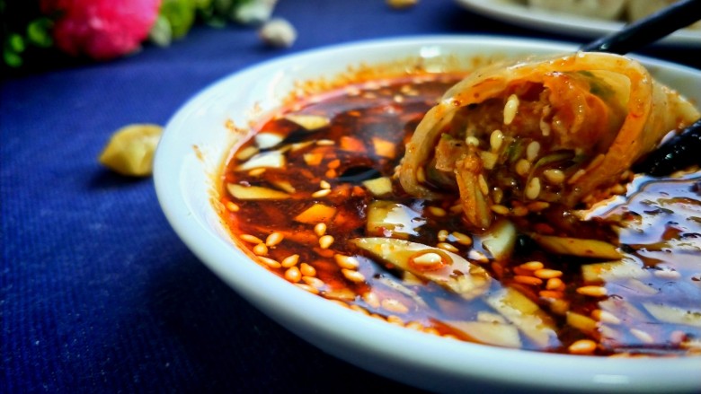 槐花馅饺子,怎么少的了饺子蘸料呢!我已经忍不住了。