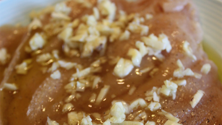 主厨沙拉,<a style='color:red;display:inline-block;' href='/shicai/ 101'>鸡胸肉</a>，用蒜，色拉油，黑胡椒碎，盐，<a style='color:red;display:inline-block;' href='/shicai/ 865'>蜂蜜</a>，<a style='color:red;display:inline-block;' href='/shicai/ 718'>料酒</a>，腌制至少3小时以上，最好过夜